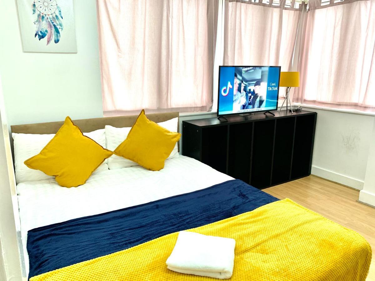 Central London 2 Bedrooms, Seperate Recption, Full Kitchen, Free Parking מראה חיצוני תמונה