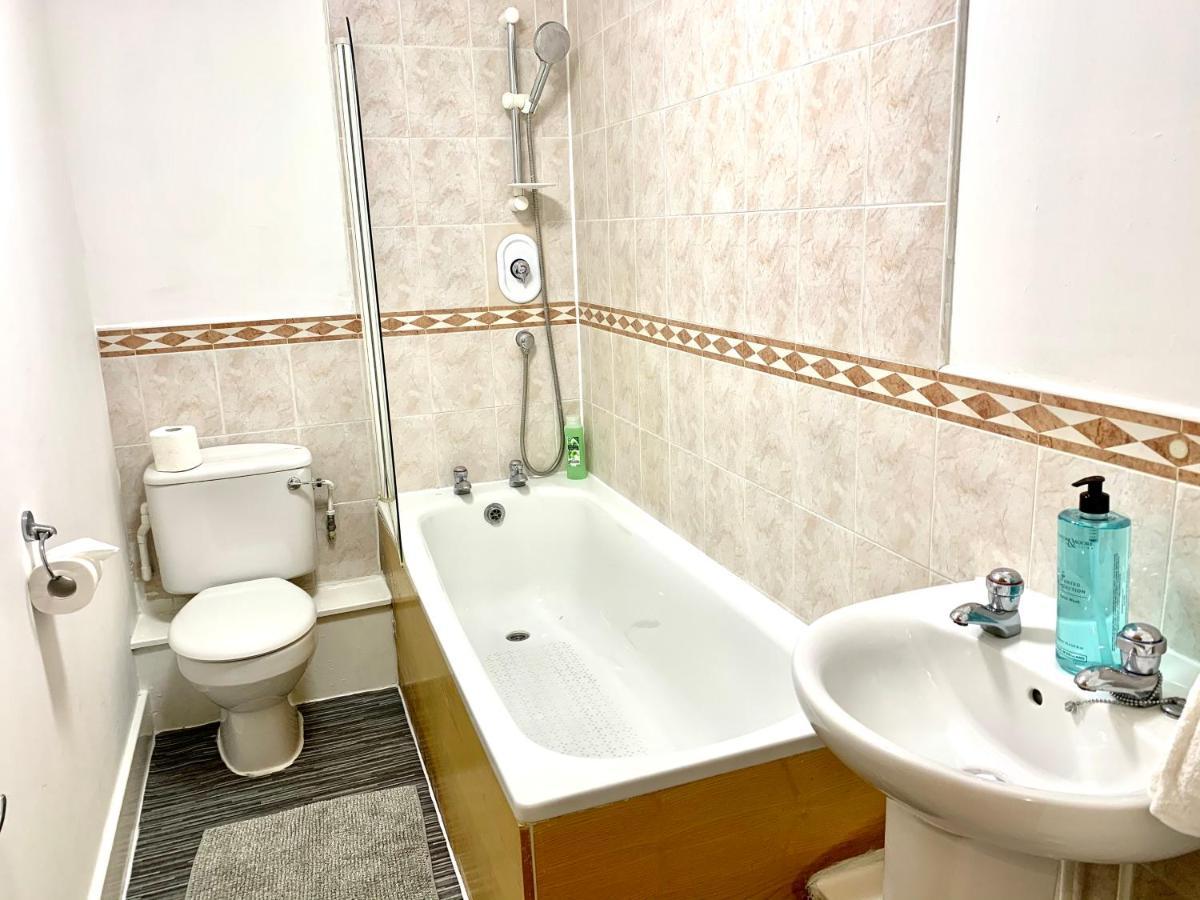Central London 2 Bedrooms, Seperate Recption, Full Kitchen, Free Parking מראה חיצוני תמונה